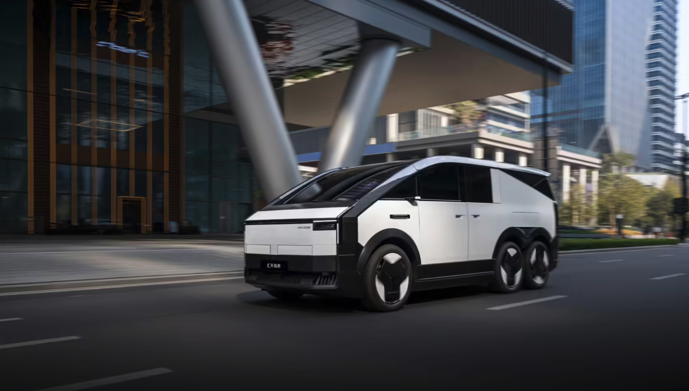 小鹏汇天“陆地航母”公布三款宇宙风车色 2026年量产交付在即